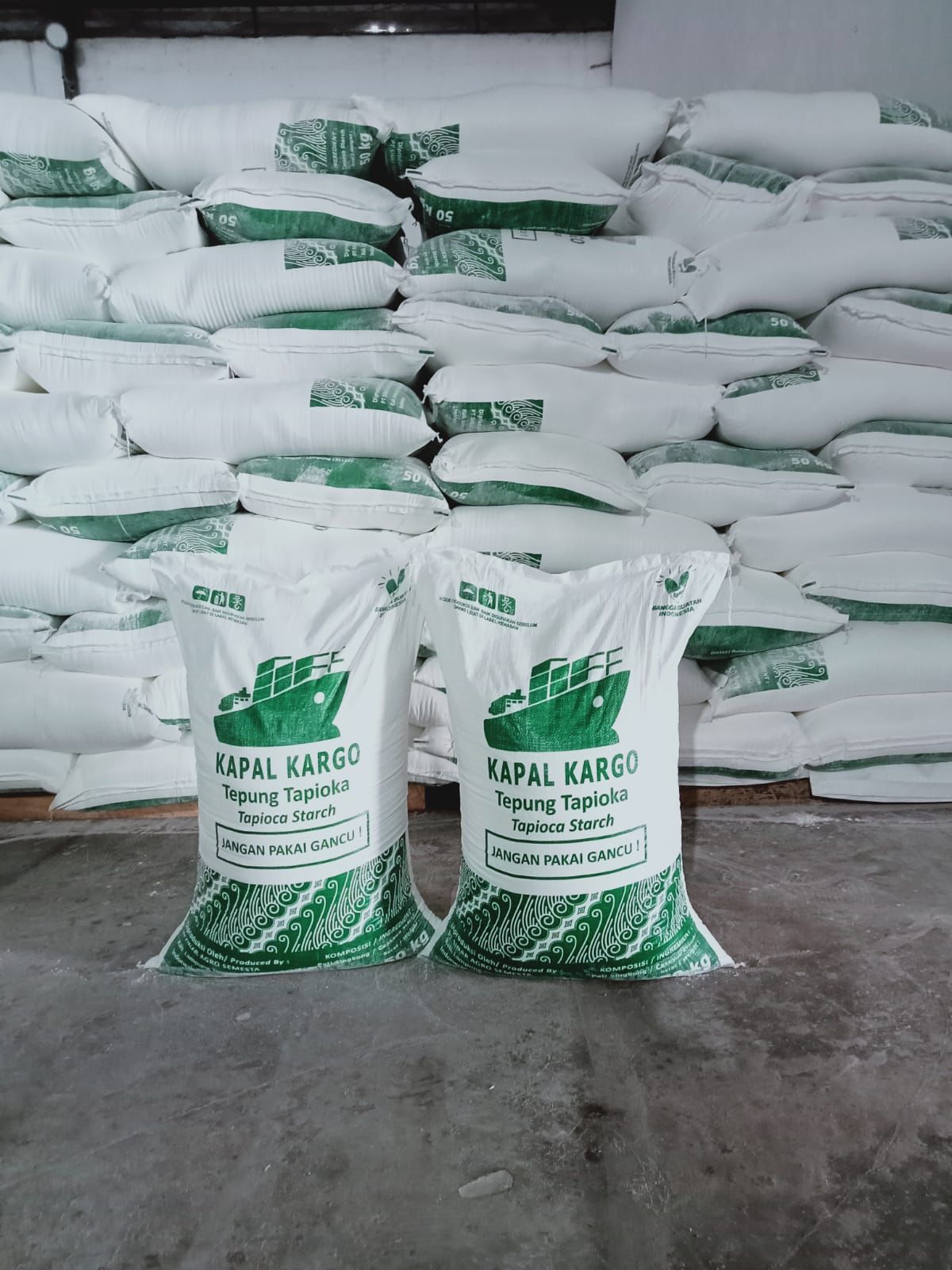 Stok tepung tapioka Kapal Kargo di gudang